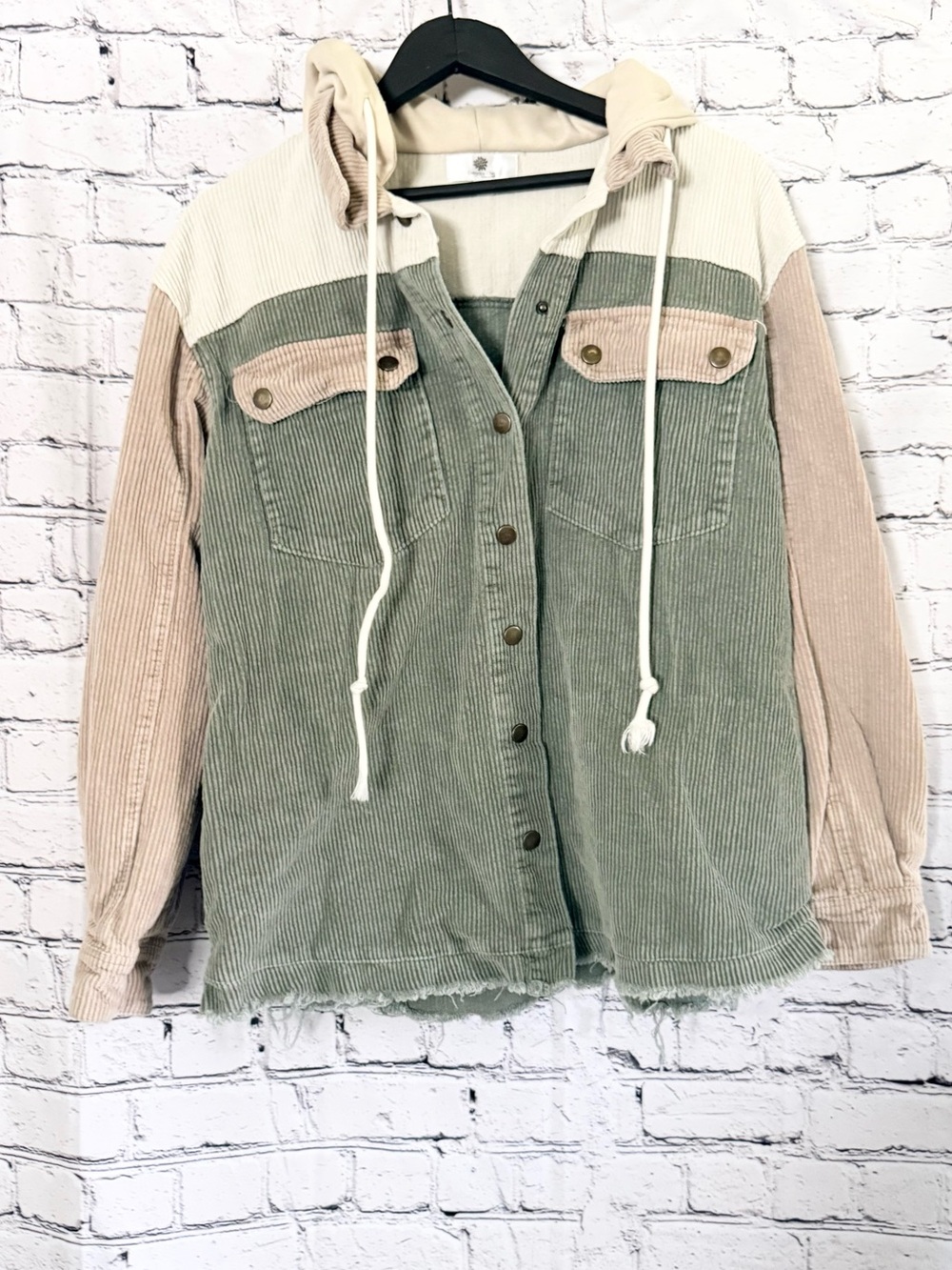 EVERYDAY CHIC. Corduroy hooded button jacket. Size S